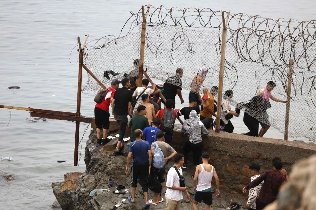 Entrada de inmigrantes a Ceuta desde Marruecos, en directo | Italia suspende la aplicación del acuerdo de Schengen con España tras la crisis migratoria en Ceuta