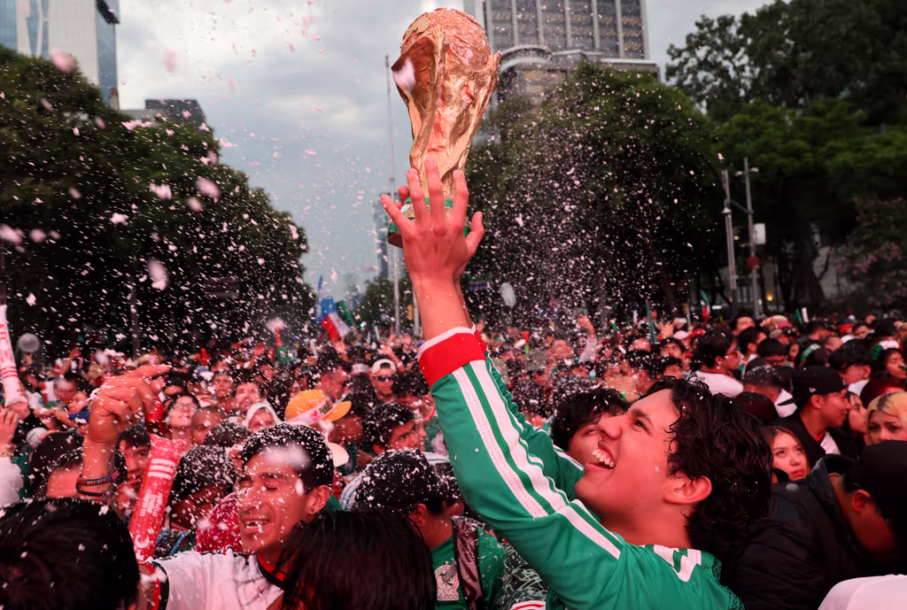Un millón de aficionados inundan las principales calles de Ciudad de México celebrando el triunfo de la selección