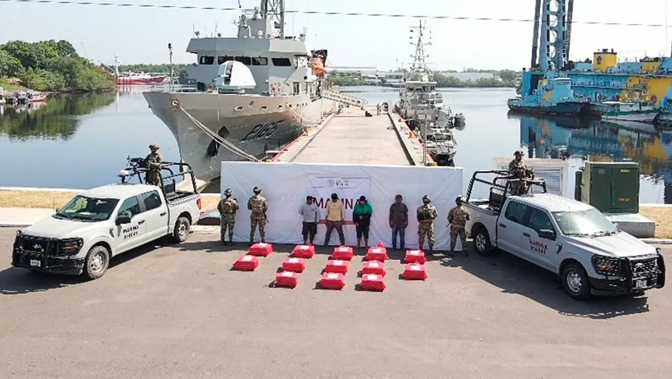 Aseguran 1.2 toneladas de cocaína y detienen a 8 personas frente a la costa de Chiapas