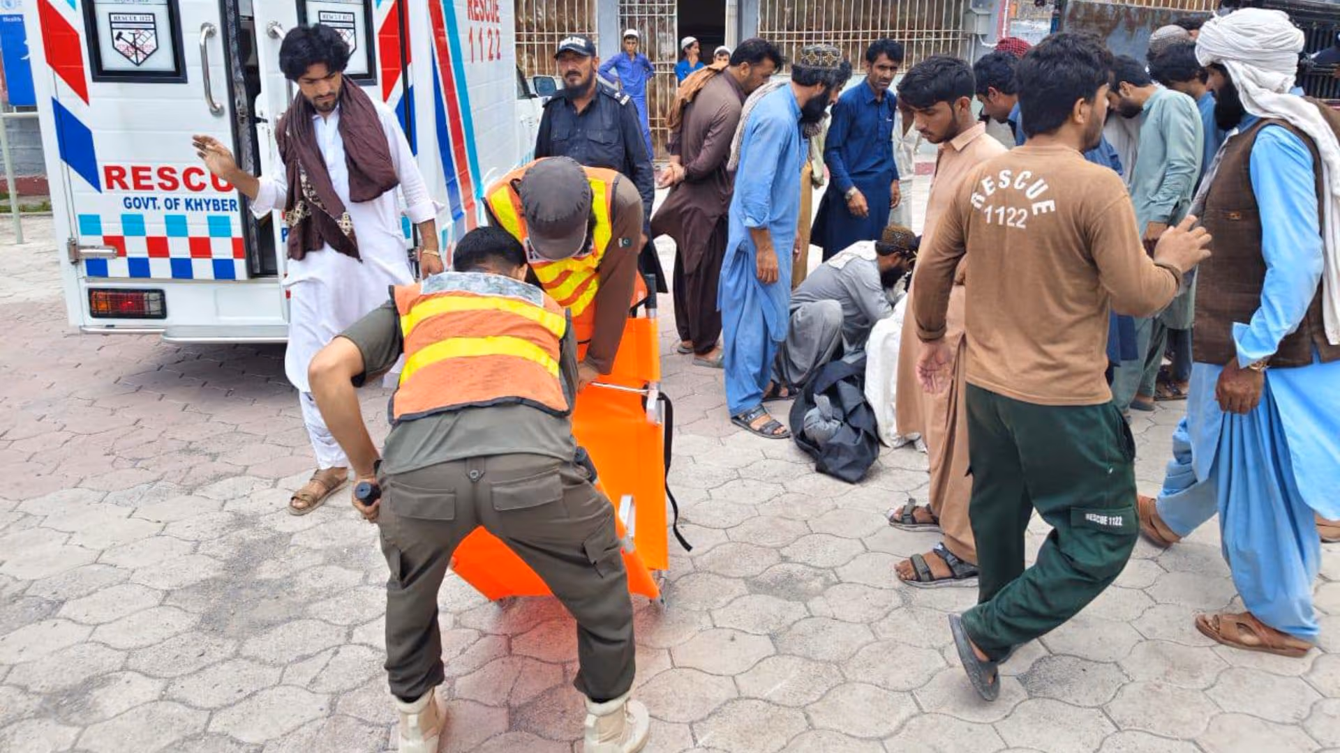 Cae Autobús de Pasajeros a Un Barranco en Pakistán: Mueren 40 Personas