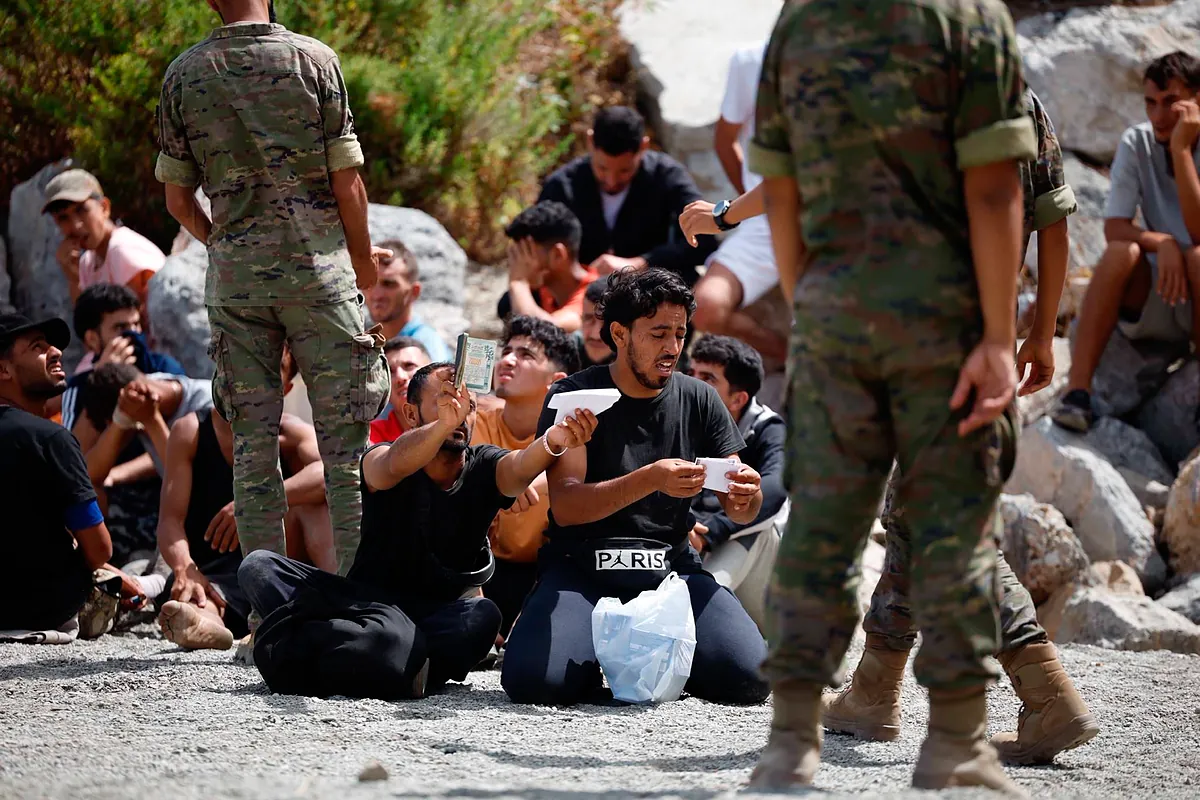 La Legión detiene y concentra a grupos de inmigrantes en Ceuta para deportarlos: "Te podría mentir, pero los llevamos a la frontera"