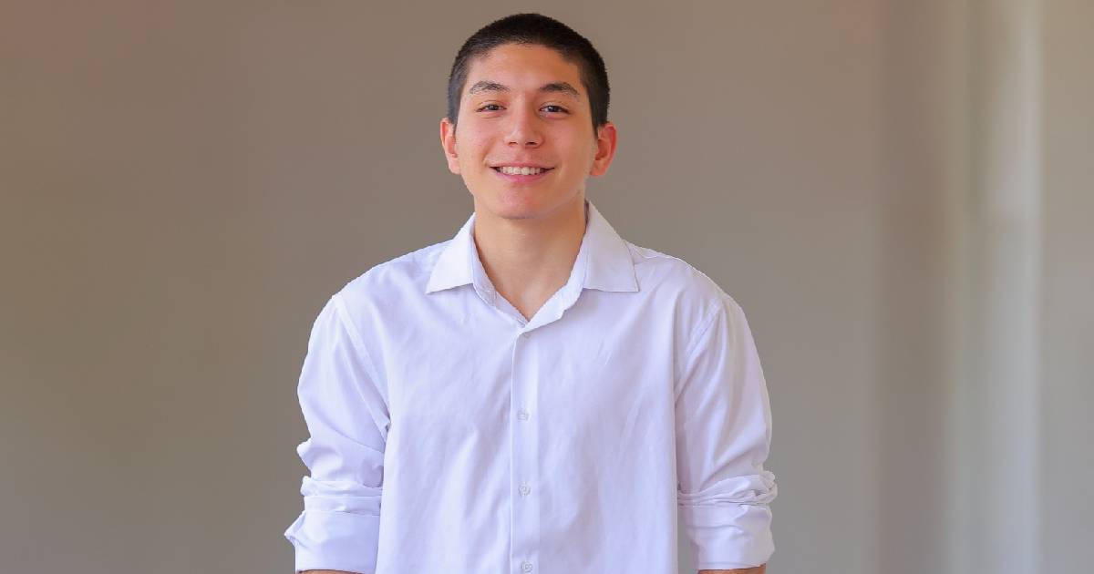 Estudiante de Unison desarrolla prototipo de guantes inteligentes para traducir LSM