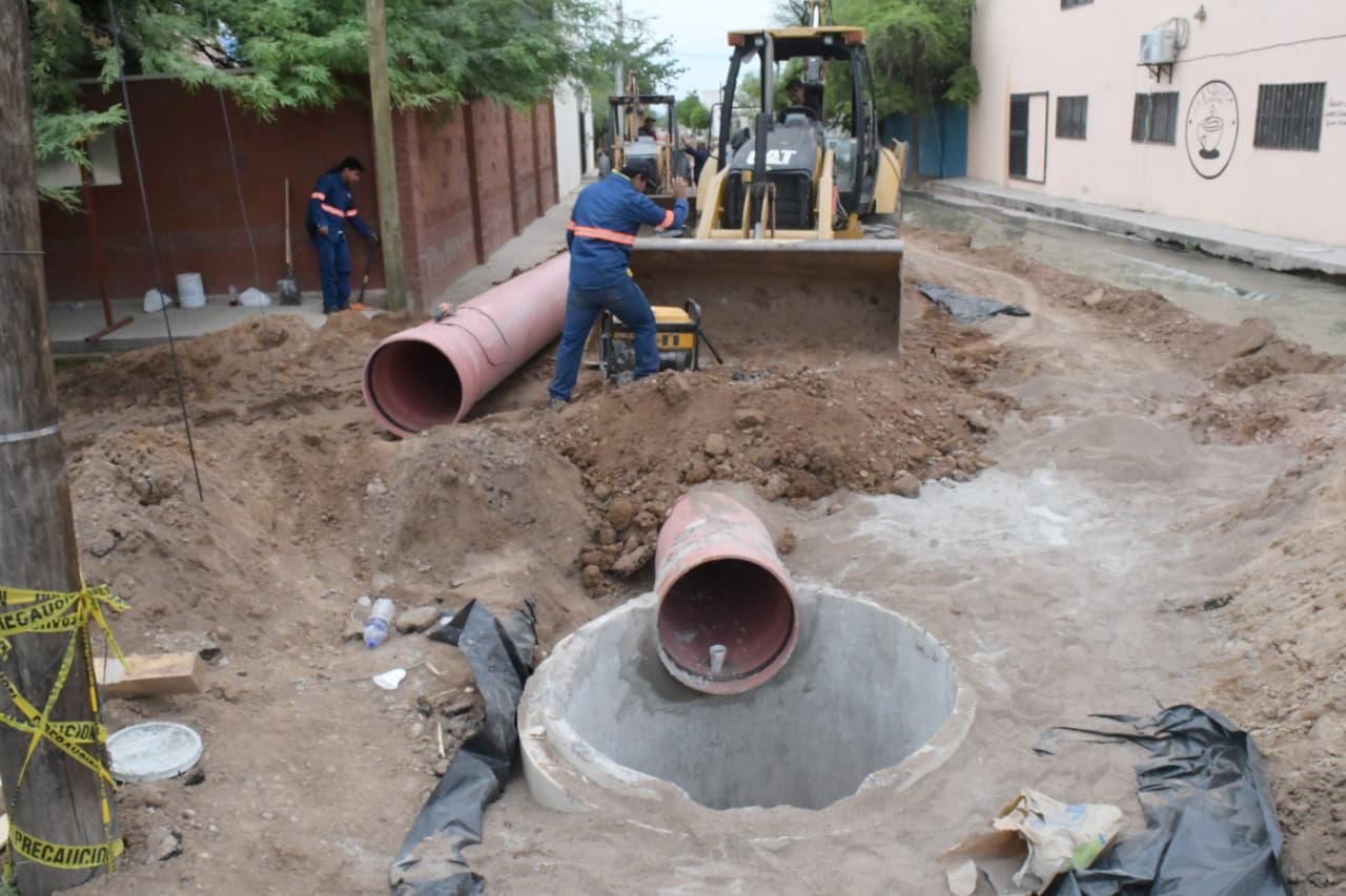 Avanza Aguah trabajos de rehabilitación de colector sanitario en El Sahuaro