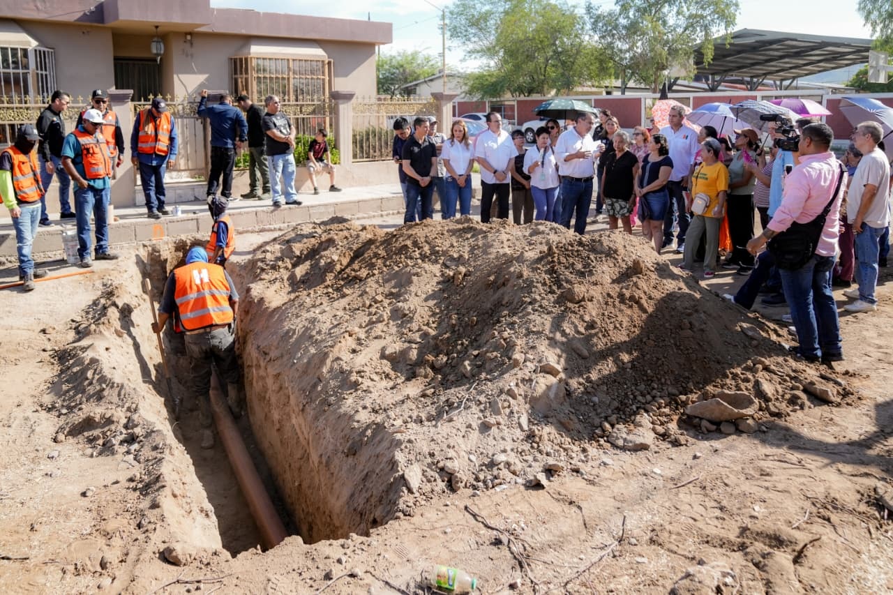 Supervisa Toño Astiazarán pavimentación con concreto de la Huásabas acompañado de vecinas y vecinos