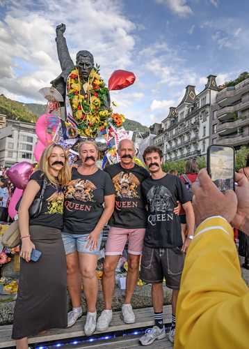 La Jornada: Fanáticos celebran en Suiza el 80 cumpleaños de Freddie Mercury