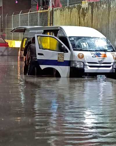 La Jornada: Fallecieron seis personas dentro de una combi varada por inundación en Tultitlán