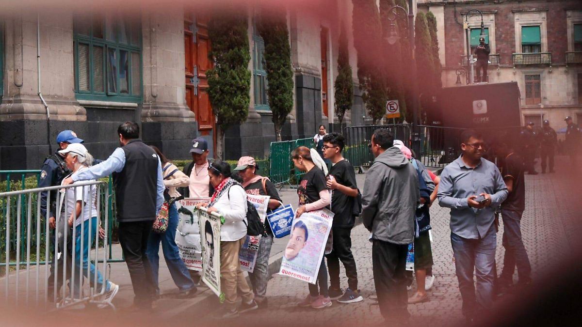 Padres de los 43 normalistas de Ayotzinapa llevan protesta a la Corte; los recibe el ministro presidente - El Sol de México