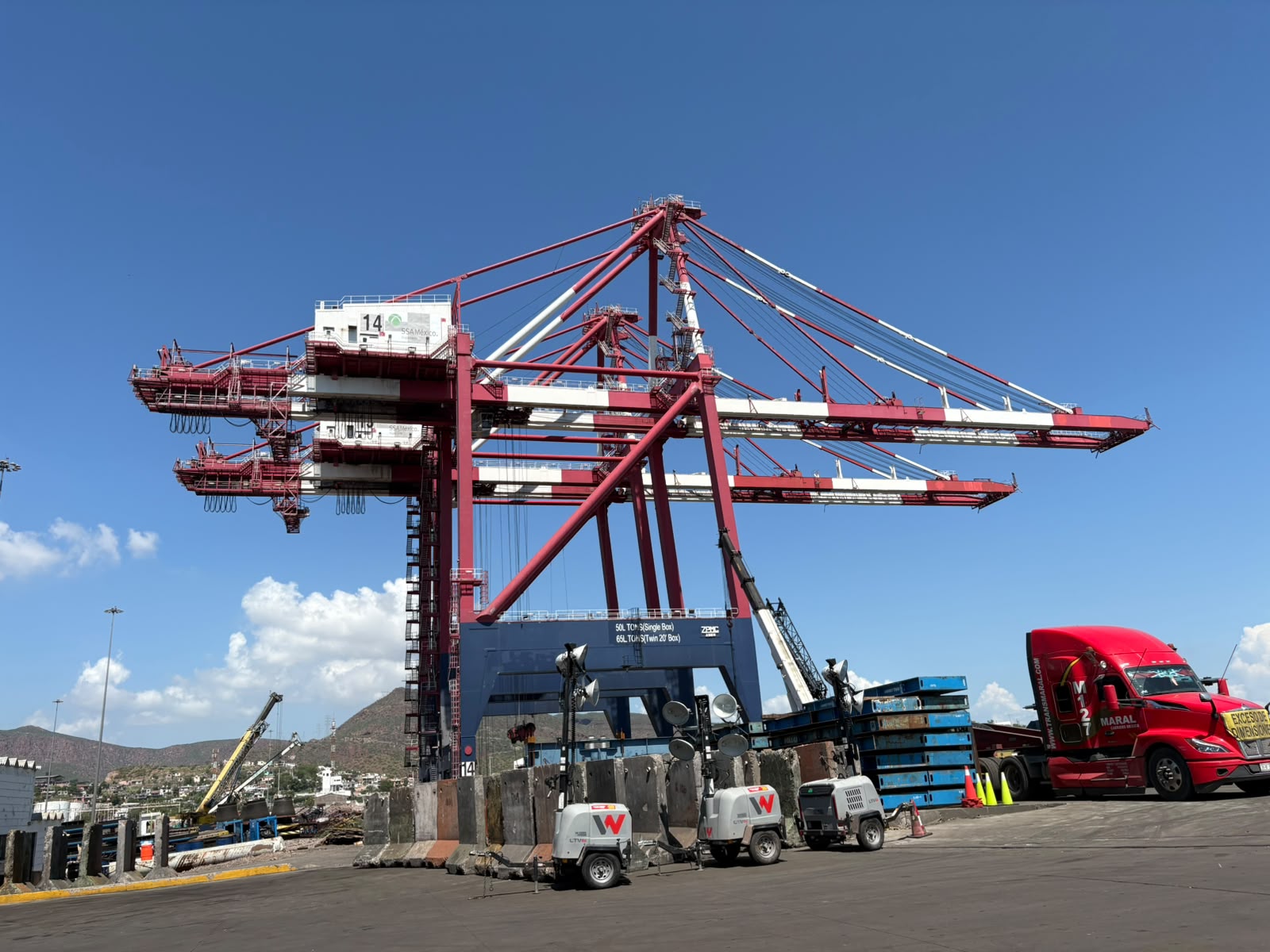 Puerto de Guaymas recibe cuatro nuevas grúas para ampliar manejo de contenedores | Radio Sonora