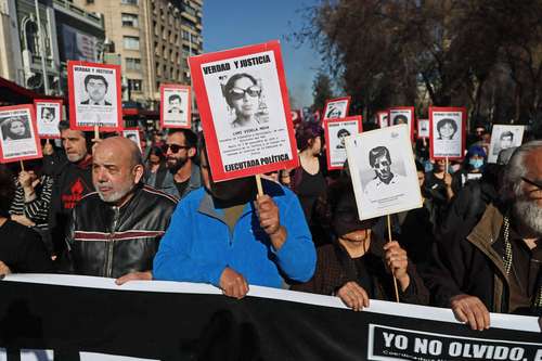 La Jornada: Marchan por el “honor y gloria” de las víctimas de la dictadura chilena