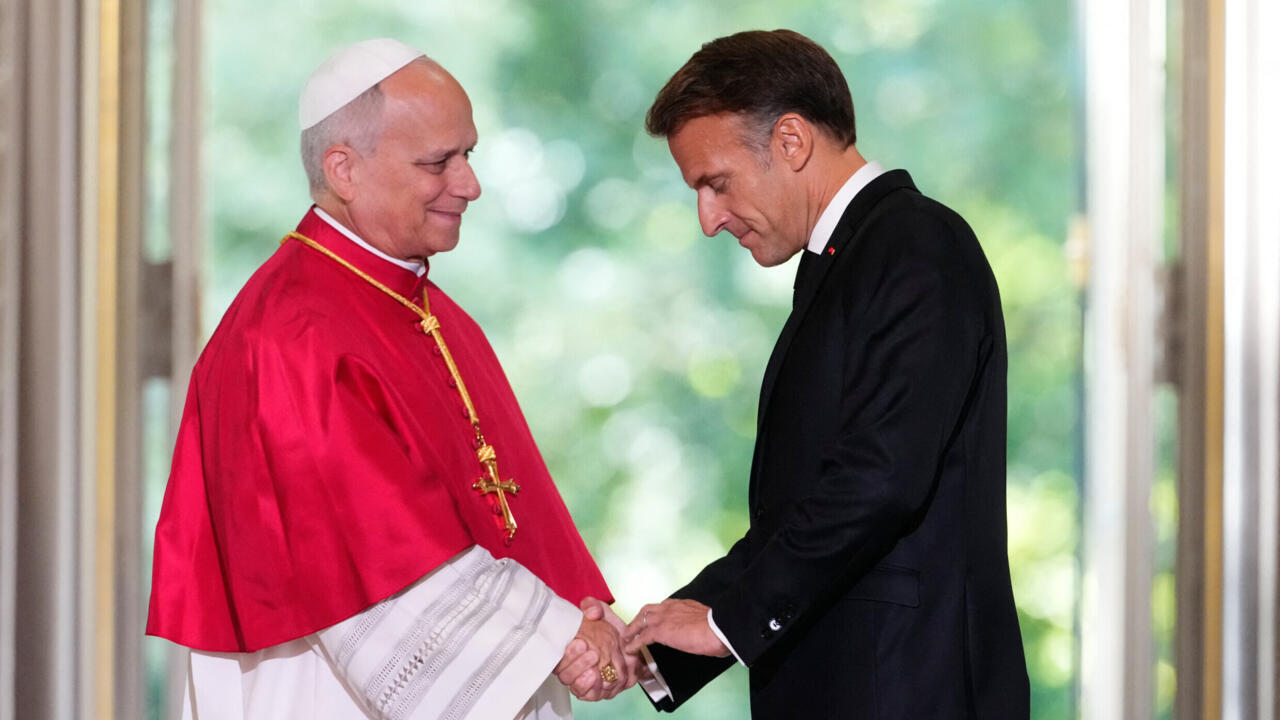 El papa arremete en Francia contra "el paraíso de las máquinas" y la gestación subrogada