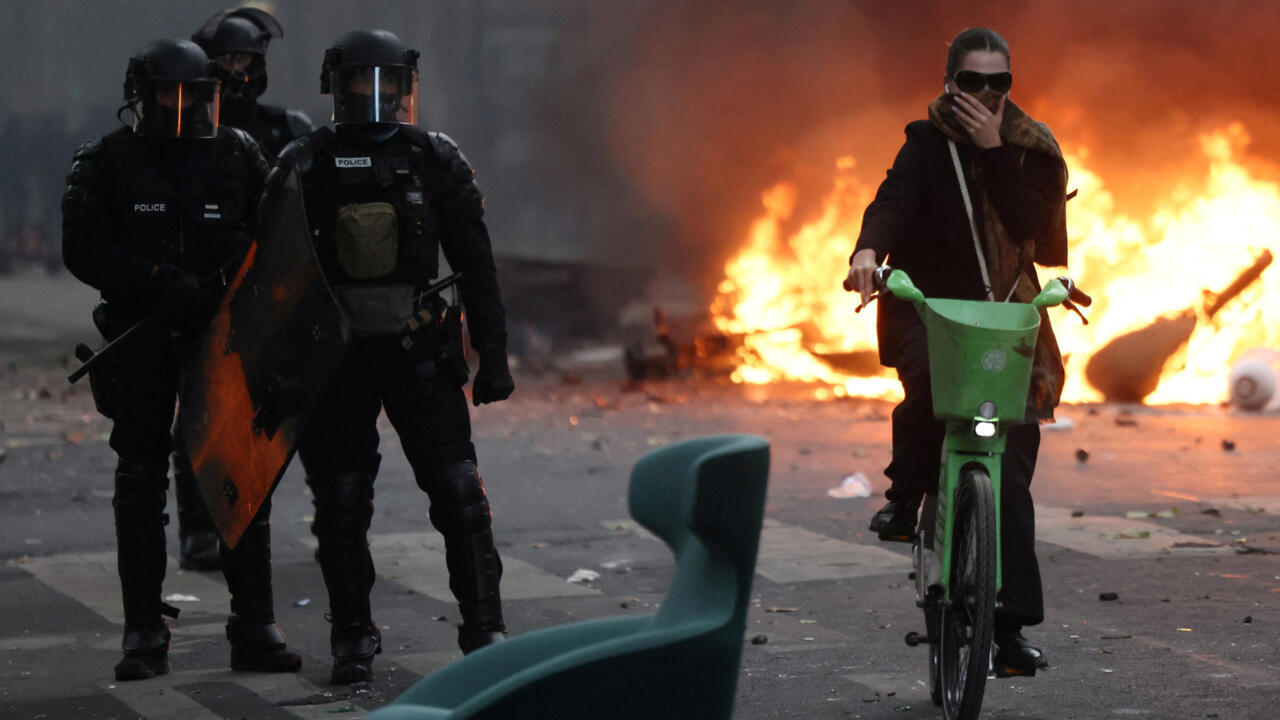 Francia enfrenta el riesgo de una "asfixia financiera" en medio de las protestas