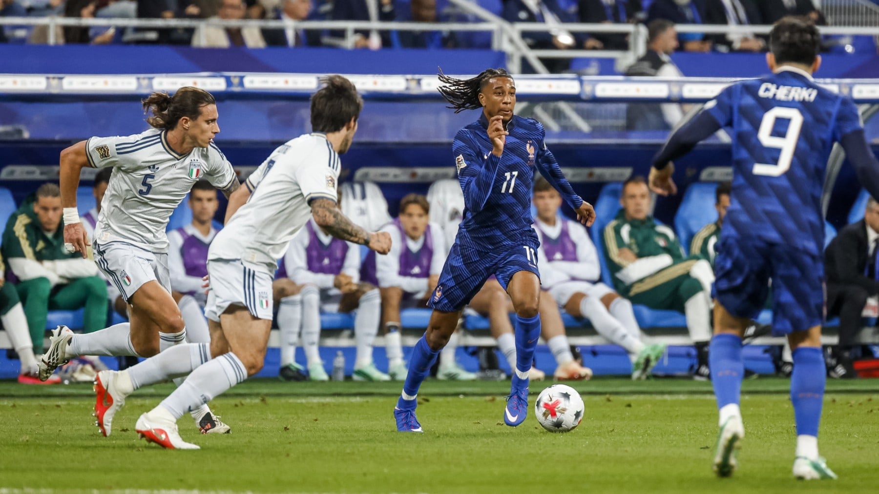 Francia pincha en el primer partido de Zidane en París