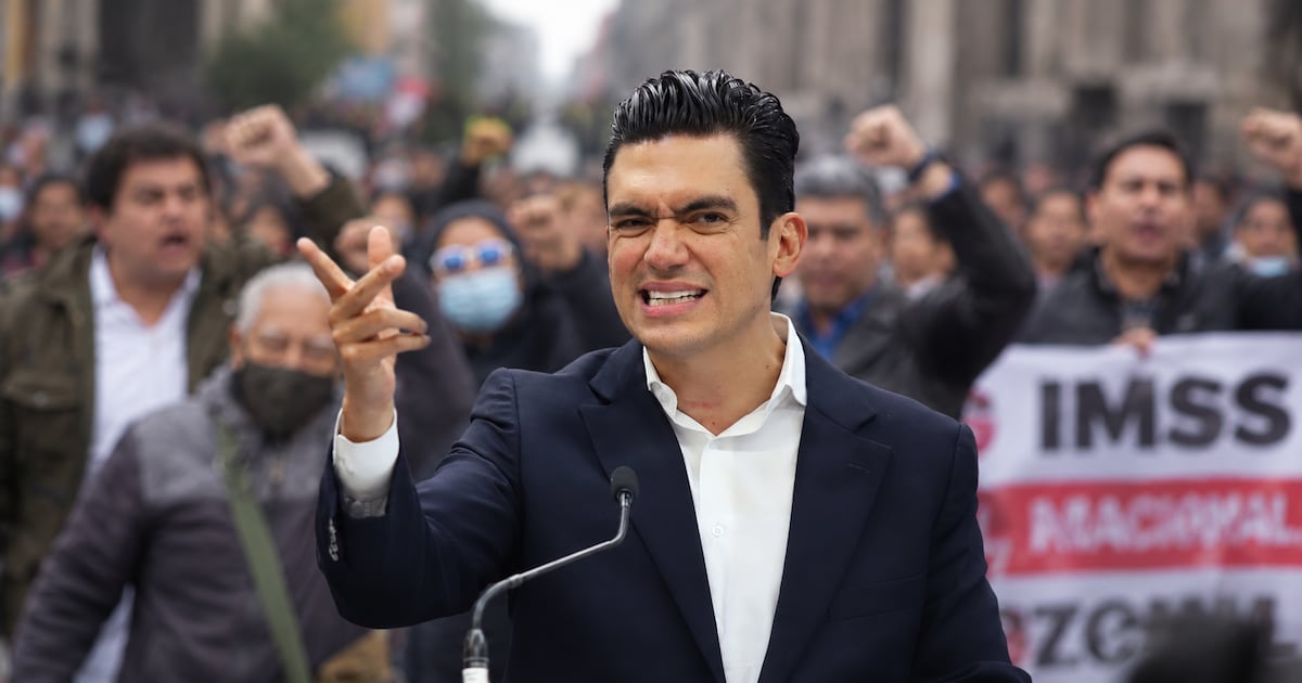 ‘¡Ratero, no te quieras colgar!’: Trabajadores del IMSS corren de protesta a Jorge Romero del PAN