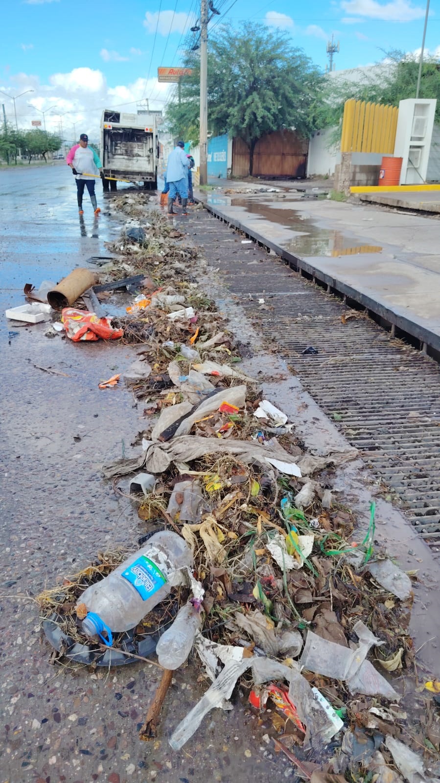 Realizan trabajadores del Ayuntamiento de Hermosillo limpieza de rejillas pluviales por las lluvias de este domingo