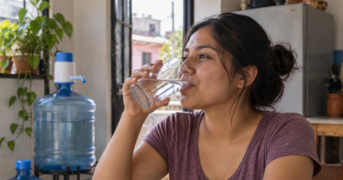 Mexicanos buscan alternativas ante desconfianza en el agua de red