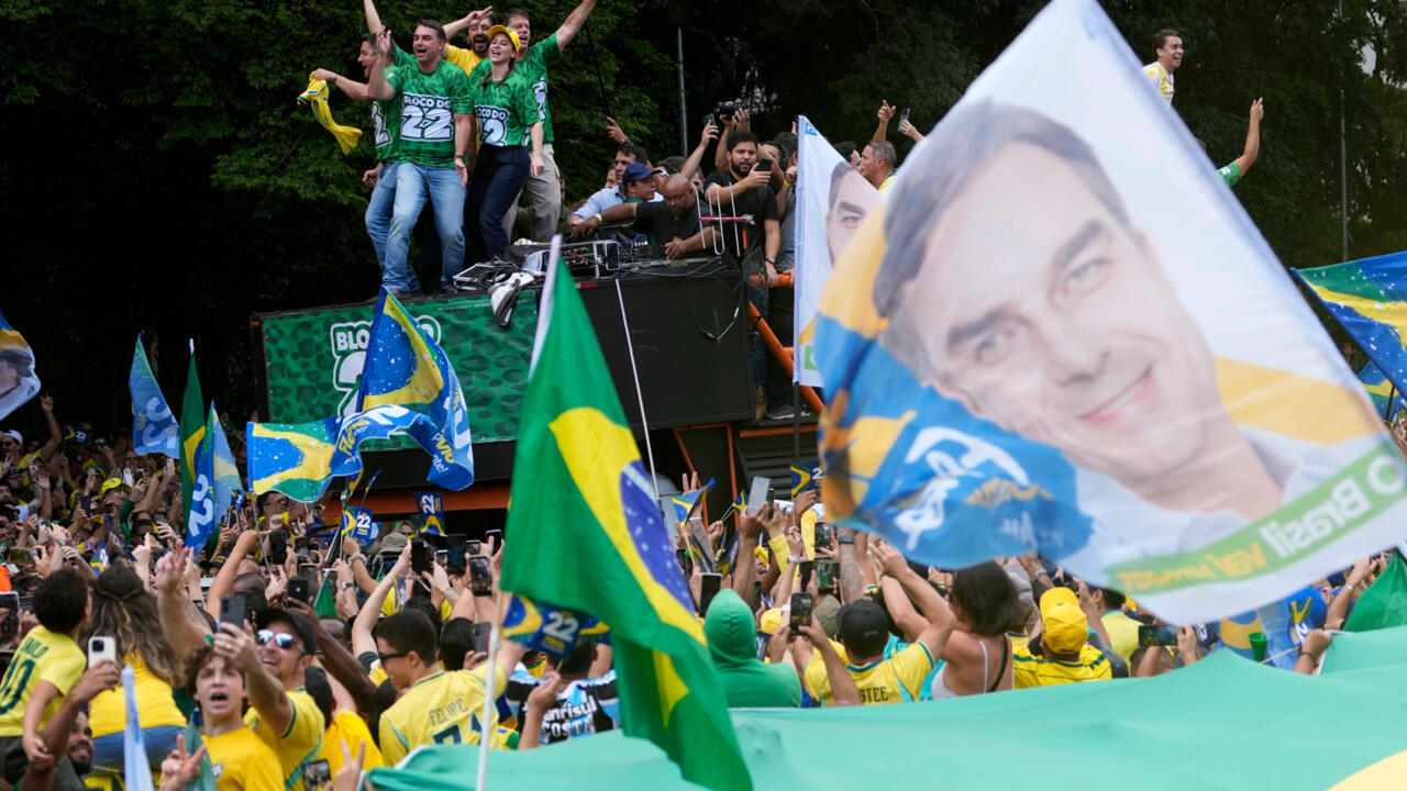 Noticias de América - La clase media brasileña apuesta por Flávio Bolsonaro bajo la promesa de una mejora económica