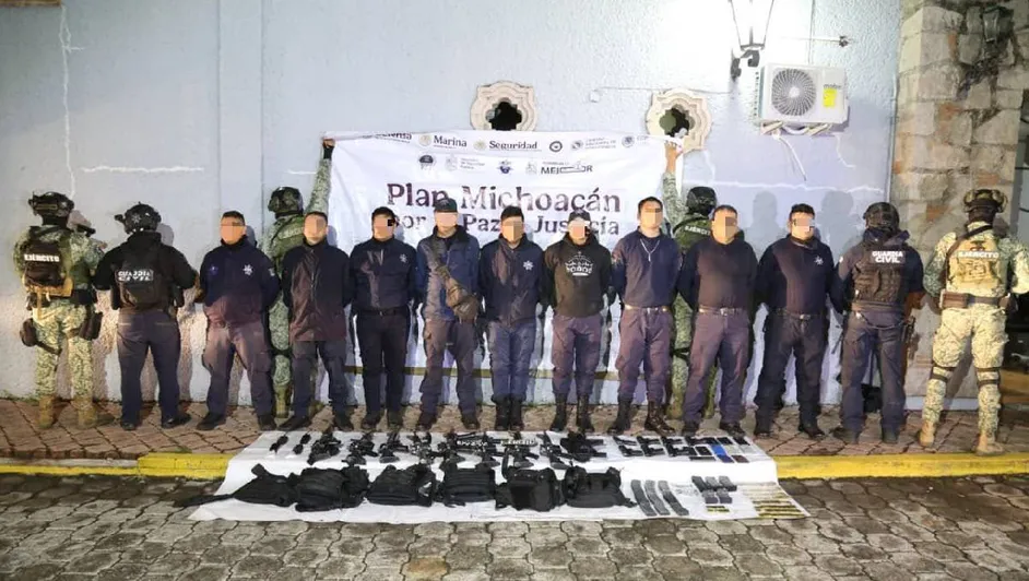 Detienen a nueve hombres que portaban uniformes y carros con emblemas de la Guardia Civil de Michoacán