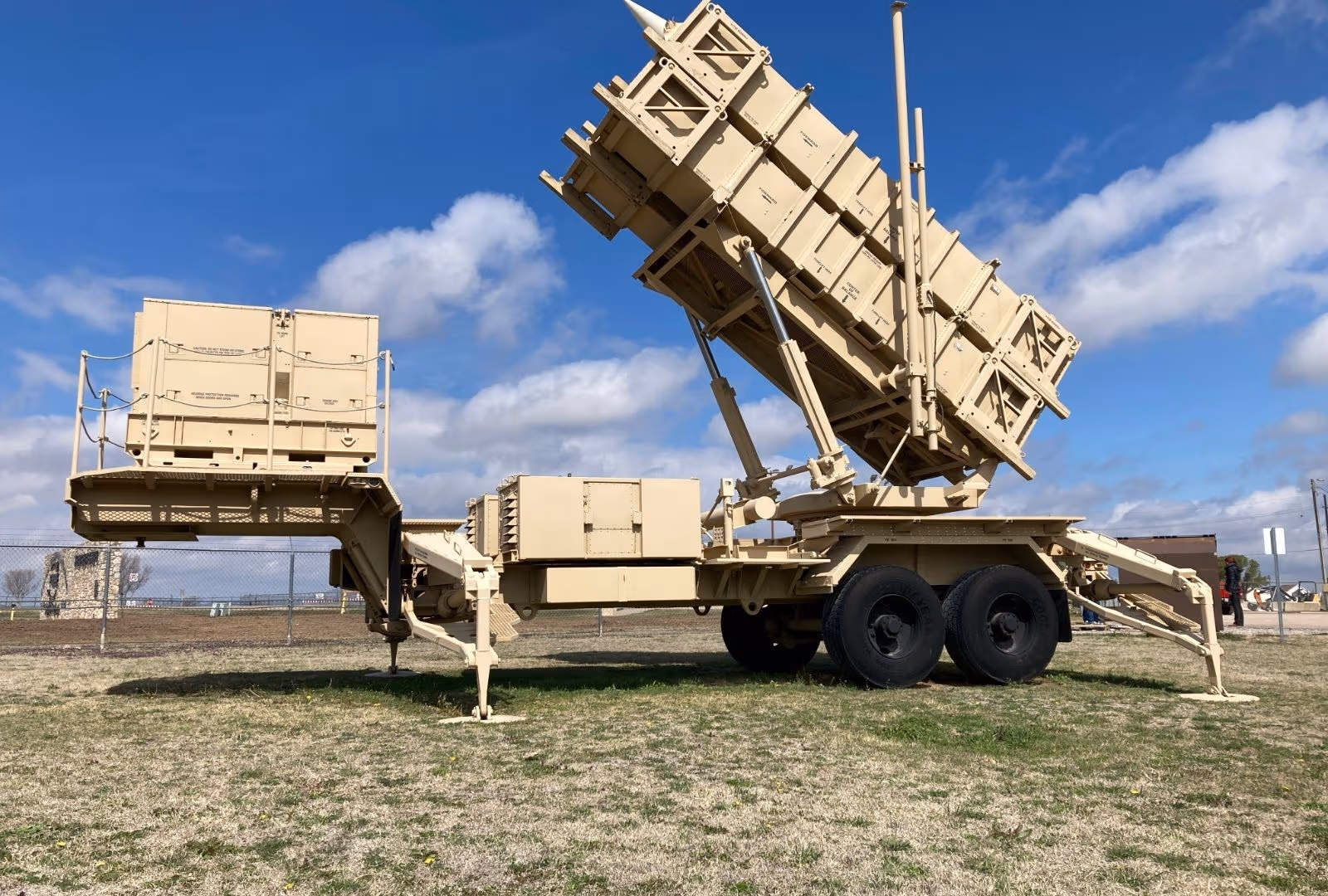 Trump Autoriza a Ucrania Fabricar sus Misiles Patriot, el Principal Sistema Antiaéreo de EUA