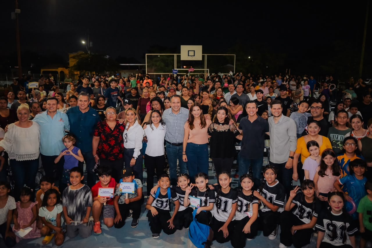Entregan Toño Astiazarán y Patty Ruibal útiles escolares a 500 niñas y niños en Altares