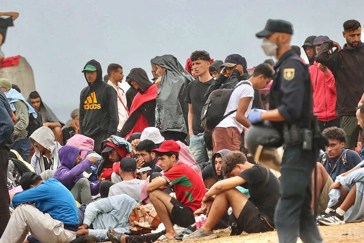 El Gobierno desvía la atención hacia el Rey con la crisis de Ceuta descontrolada e IU dice que "ya está tardando" en llamar a Mohamed VI