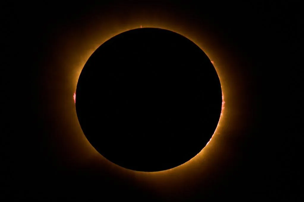 Eclipse solar en España hoy, en directo | España, fascinada ante el "momento histórico" del eclipse: "¡Qué bonito!", "es brutal"