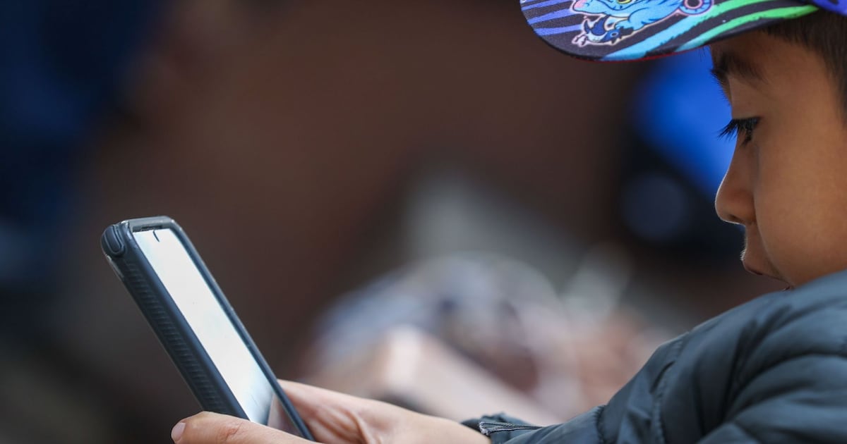Prohibir celulares no basta: expertos piden una política integral para las escuelas
