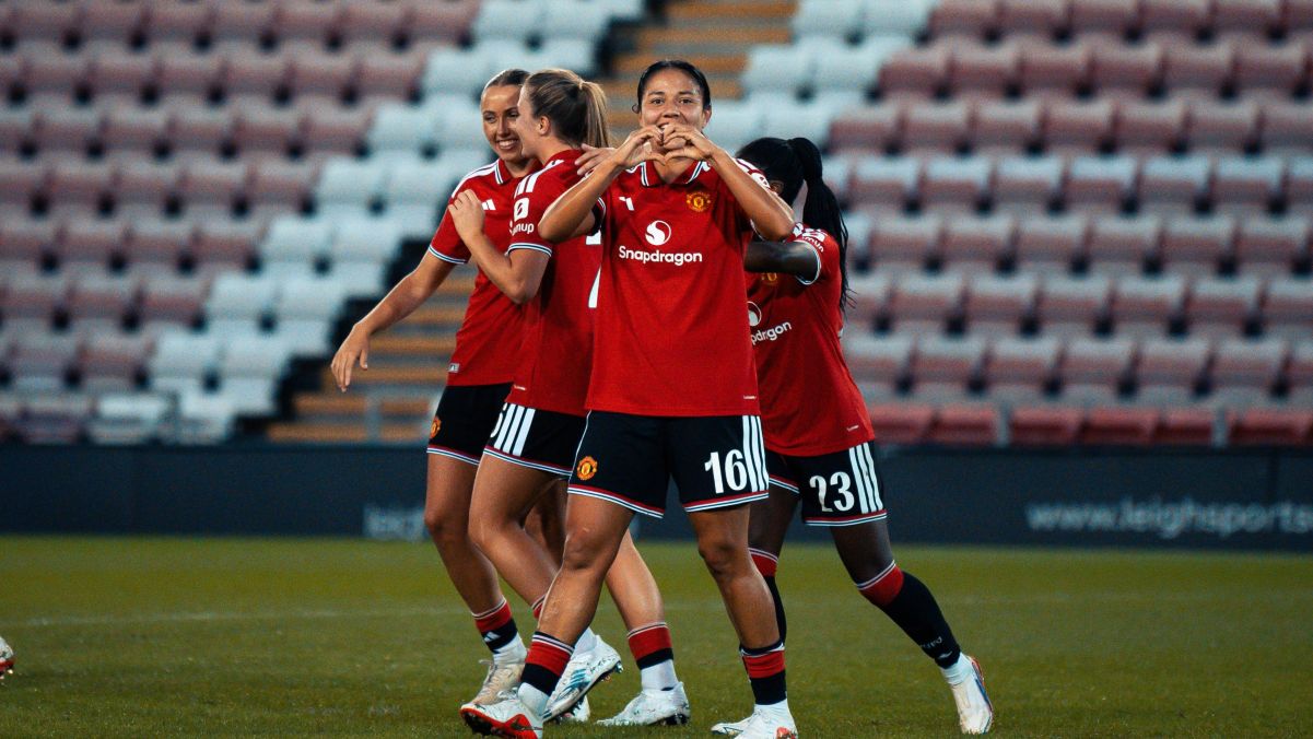 Rebeca Bernal hace historia en Manchester United