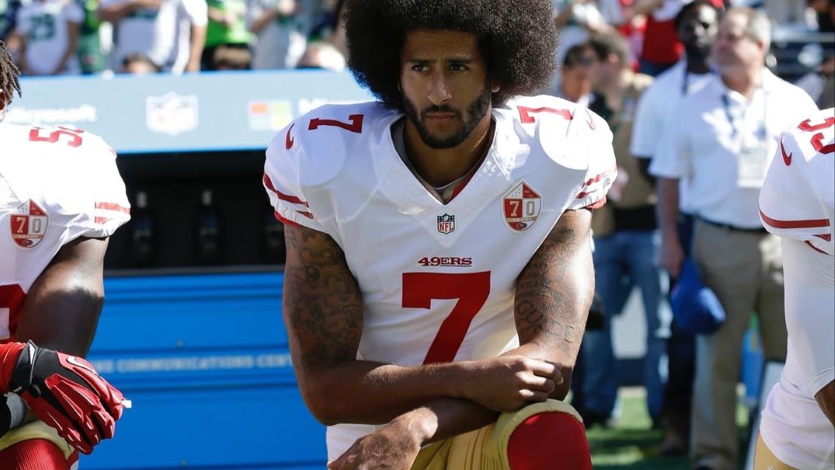 Colin Kaepernick denuncia veto de la NFL