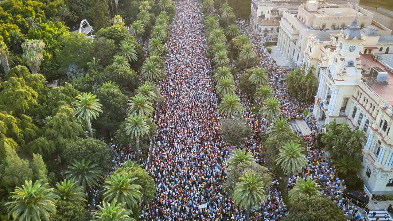 El Día de Ceuta: miles de españoles se movilizan ante la crisis migratoria del enclave del país en África