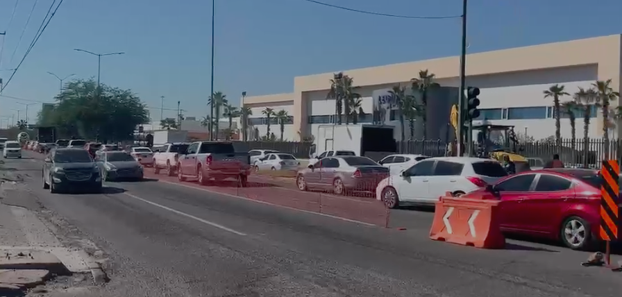 VIDEO Colapsa tráfico en el bulevar Quiroga por reparación de colector; fila alcanza los 3 kilómetros
