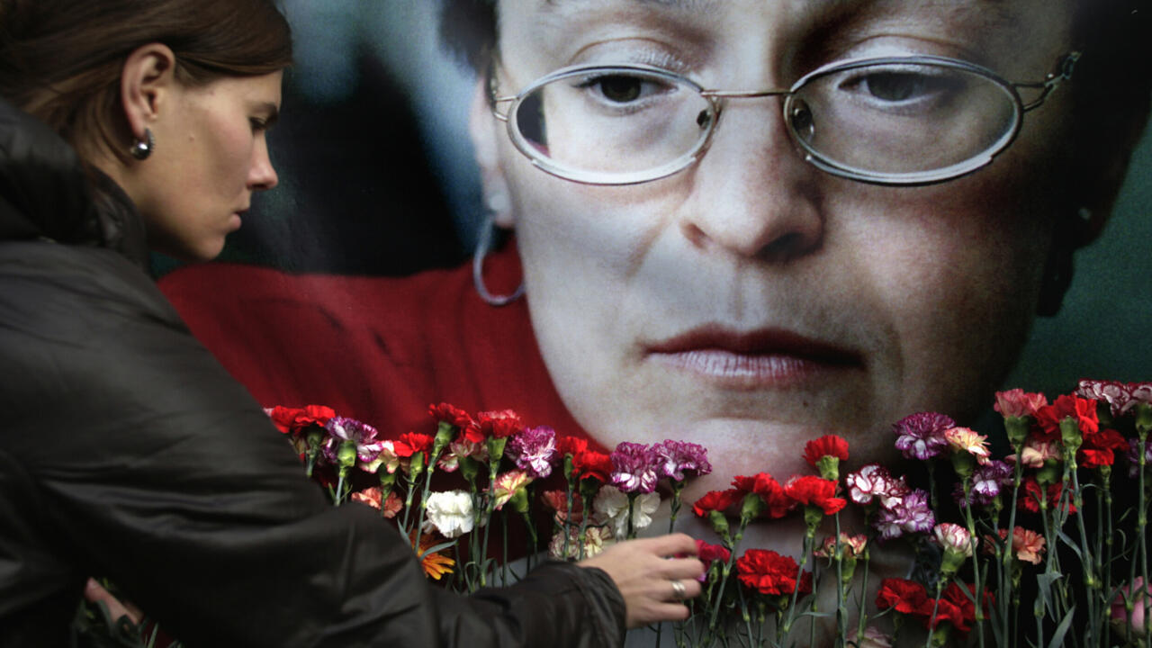 Rusia: solo la caída del régimen permitiría investigar el asesinato de Politkóvskaya, dice su hijo