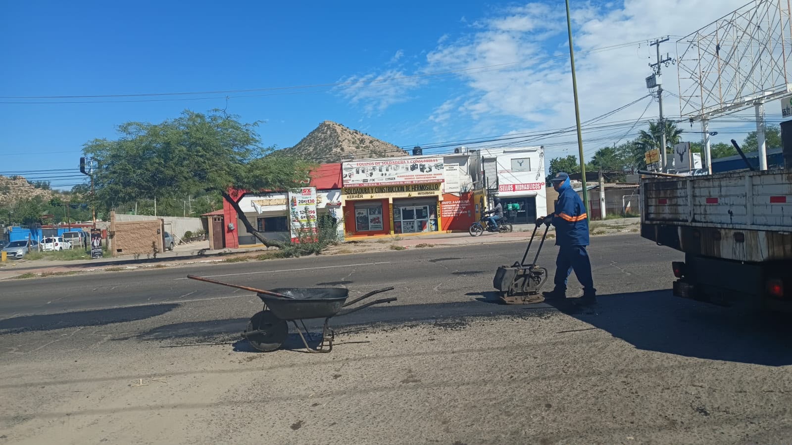 Sigue trabajo intenso de bacheo por calles y avenidas en Hermosillo