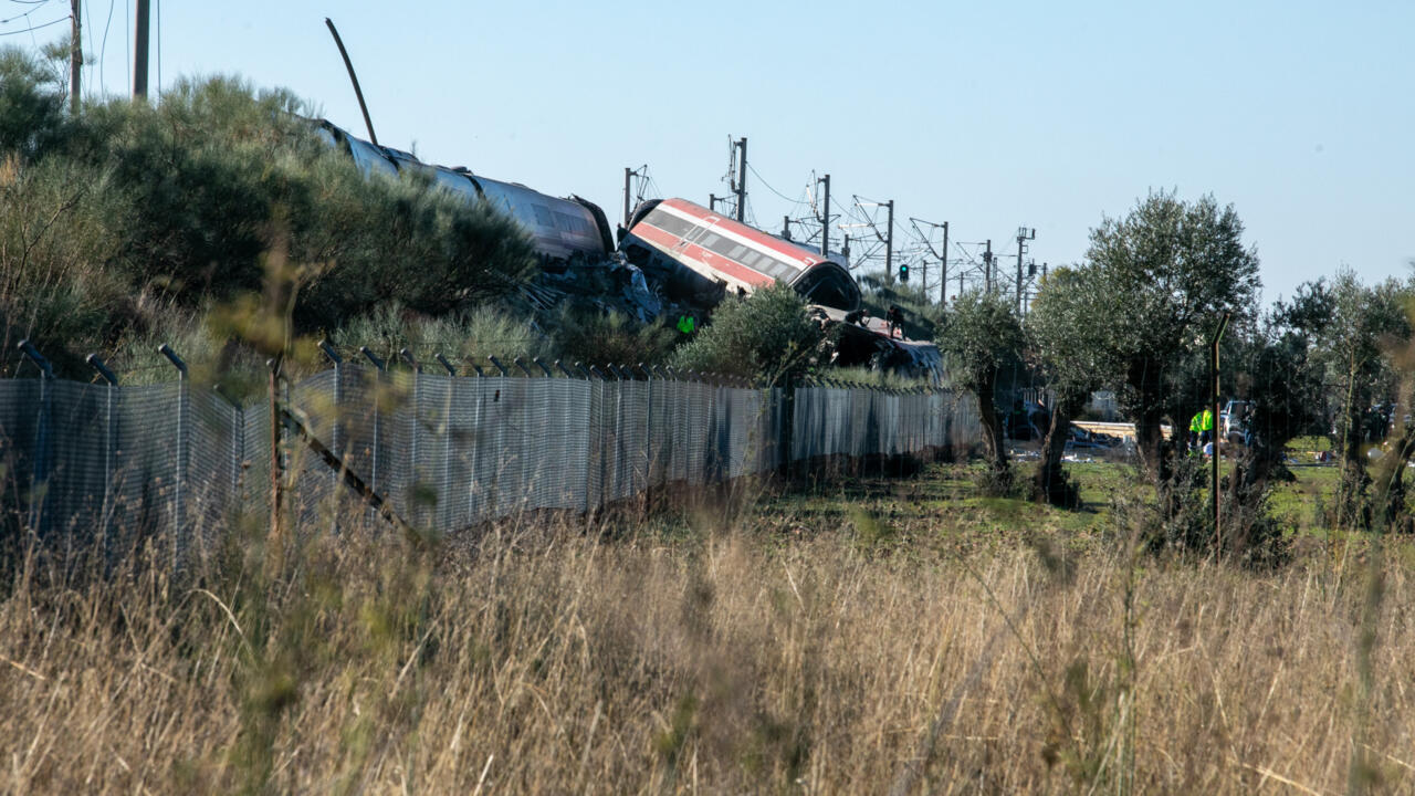 Varias decenas de muertos en un choque entre dos trenes en España